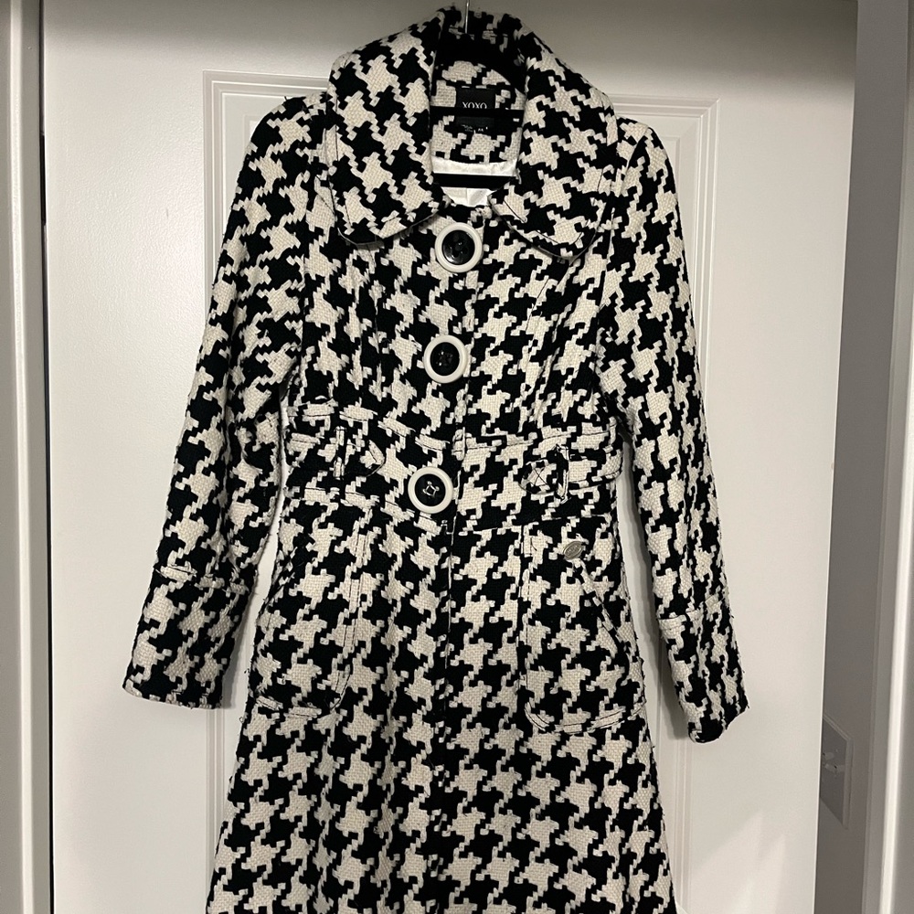 Houndstooths dress coat! So pretty!